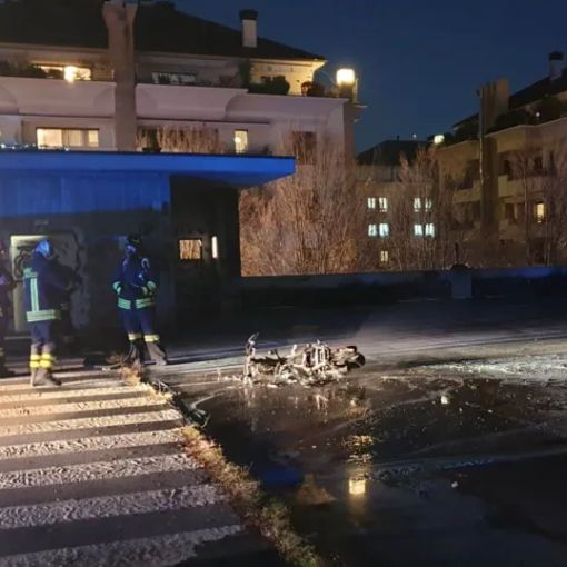 Vandali al parcheggio multipiano di Magenta: incendiato un motorino