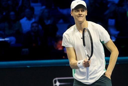 Sinner fa l'impresa: batte per la prima volta Djokovic e &quot;vede&quot; le semifinali delle Atp Finals