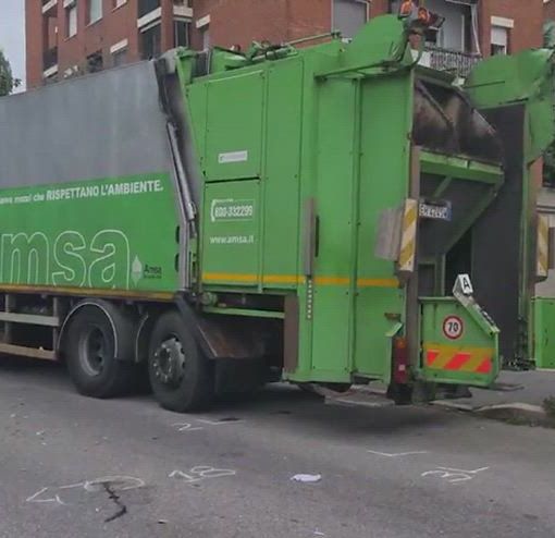 Milano: morta la 75enne travolta da mezzo Amsa