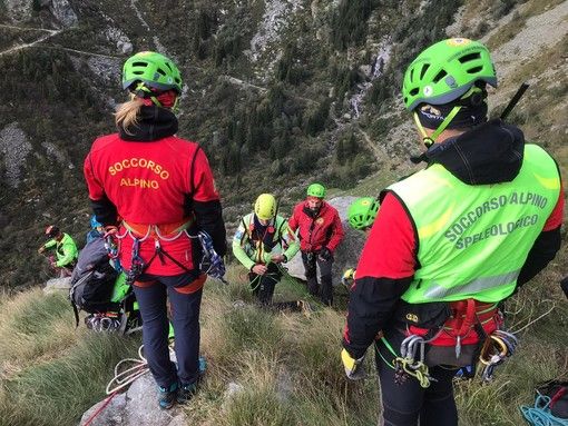 Cade sul sentiero vicino al parcheggio di Oropa: novarese di 56 anni ferito alla gamba
