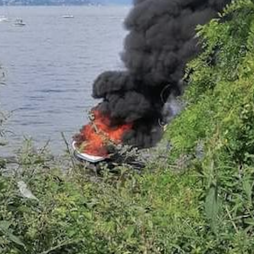 Motoscafo in fiamme sul lago Maggiore: intervengono i vigili del fuoco