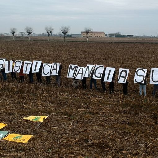 ‘Troppi centri logistici’: flash mob di Legambiente Lombardia