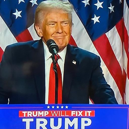 Trump sul palco di Palm Beach per il primo discorso da presidente