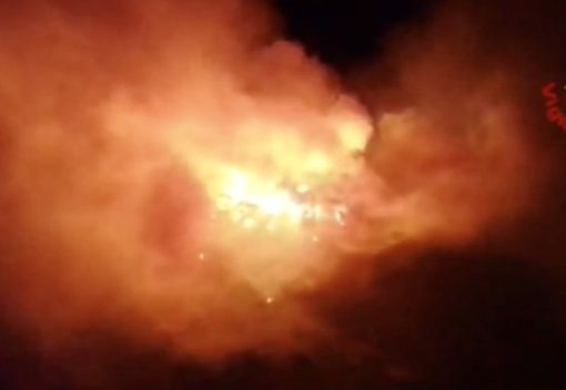 Lotta contro il fuoco anche in Toscana, evacuate 500 persone