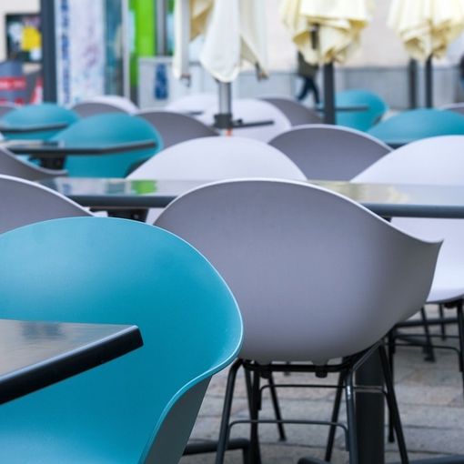 Svizzera in retromarcia: niente riapertura di bar e ristoranti né pubblico agli eventi sportivi o culturali per un mese