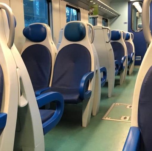 «Dammi il tuo numero». Molesta verbalmente una quindicenne in treno e le lancia il telefono