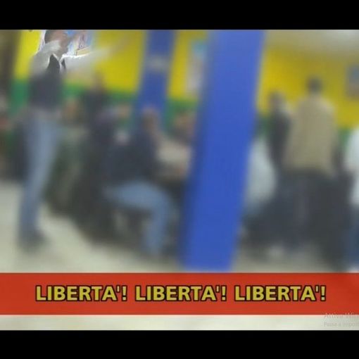 «Festa clandestina per il compleanno del negazionista», il servizio di Strisca la Notizia nel ristorante di Brebbia