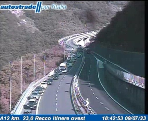 Pullman in fiamme in galleria sulla A12: undici feriti e chiusa l'autostrada tra Genova e Sestri Levante