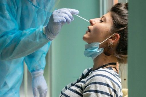 Ipotesi 50 mila casi in Italia entro Capodanno e tamponi obbligatori per tutti in luoghi affollati