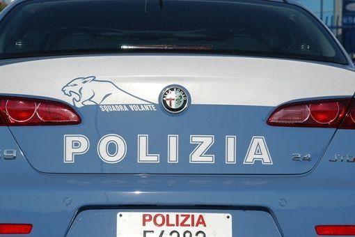 Vigevano: rubano un'auto in centro e tentano la fuga urtando alcuni veicoli in sosta. Denunciati due uomini