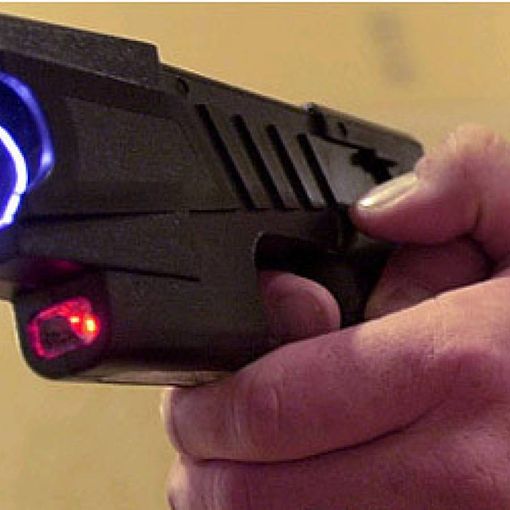 Regione Lombardia: presto i Taser nei Comuni sopra i 100mila abitanti, ‘estendere a quelli di 30mila’