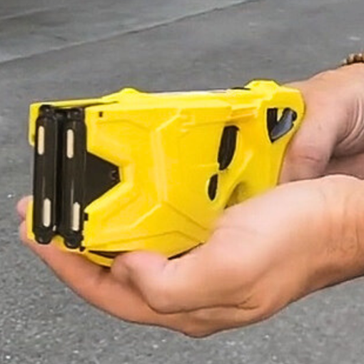 Vigevano: dà in escandescenza in corso Genova, intervengono gli agenti della Polizia e lo fermano con il taser