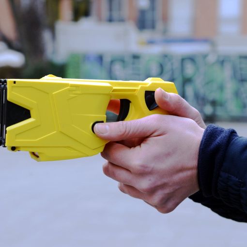 Milano, due persone bloccate col Taser