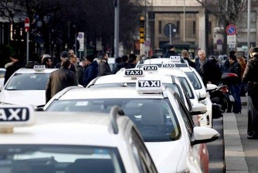 A Milano e in tutta Italia scendono in piazza tassisti e ristoratori