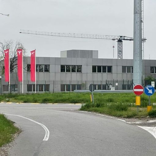 Tesla arriva ad Arluno, la base nel deposito di via Bellini
