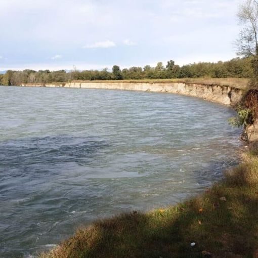 Castelletto di Cuggiono: cede la sponda del Ticino, ciclista finisce nel dirupo