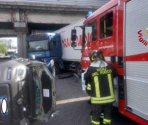 Milano, scontro auto-Tir in Tangenziale: autista estratto da camion