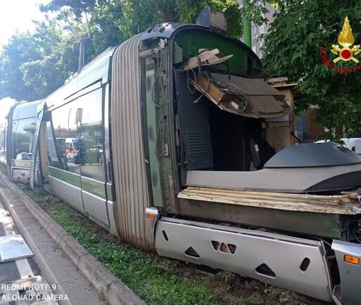 Milano, tram deraglia: sei contusi