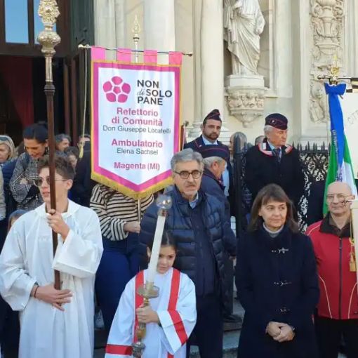 Agricoltori in festa a Magenta, il parroco don Giuseppe benedice i trattori sul sagrato della basilica