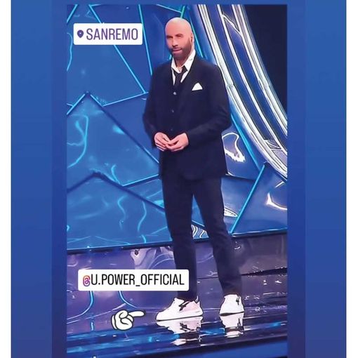 Bufera sulle scarpe della novarese U-Power indossate da John Travolta a Sanremo