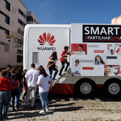 Smart Bus e sicurezza digitale, Huawei nelle piazze di Piemonte e Lombardia