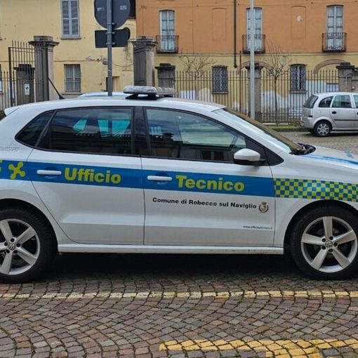 A Robecco le auto dell’Ufficio Tecnico con livrea e barra lampeggiante, come quelle della Polizia locale