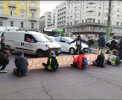 Milano, attivisti di Ultima Generazione bloccano traffico in centro