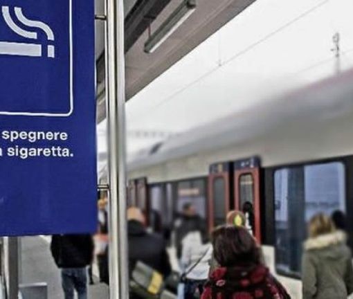 Fumano sul treno Pavia-Milano, uomo li rimprovera: aggredito e &quot;alleggerito&quot; del telefono