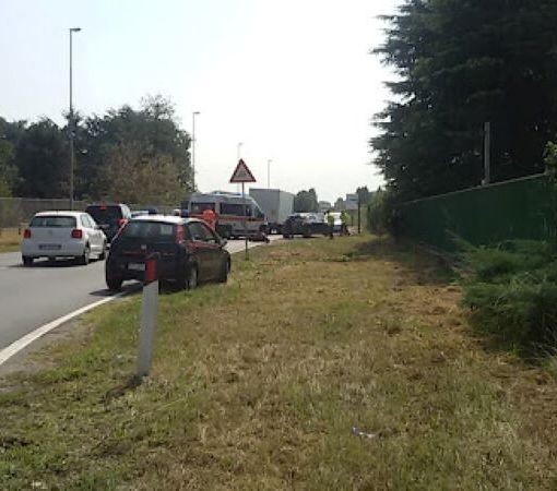 Robecco: si schianta contro il guard rail in piena notte