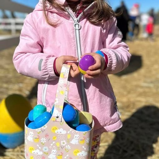 Al Villaggio delle Uova si festeggia la fine di marzo con pecore ed agnelli al pascolo. Natura come sempre protagonista