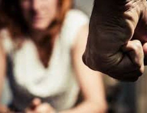 Casorate Primo: minacce e maltrattamenti a moglie e figli, 44enne finisce agli arresti domiciliari