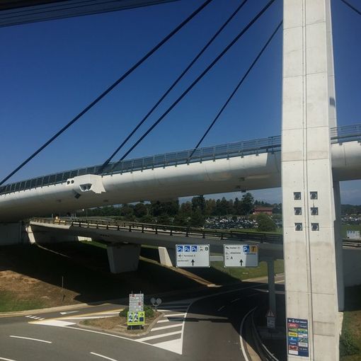 Ragazza cerca di gettarsi sul viadotto a Malpensa: la salva la polizia