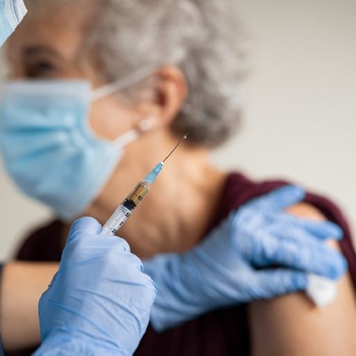 Vaccini anti Covid, prima giornata di prenotazioni senza intoppi: oltre 192mila anziani lombardi tra i 75 e i 79 anni hanno aderito