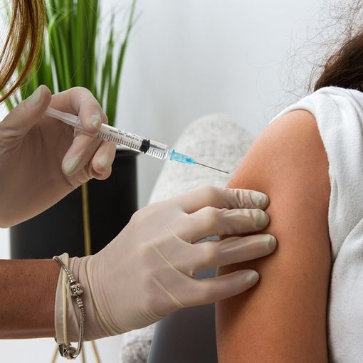 Vaccini per la fascia 12-29 anni: in Lombardia si parte col botto, già 441.478 prenotazioni