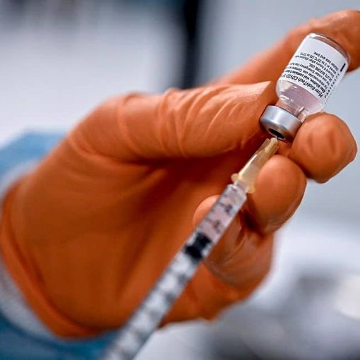 Vaccini, Fontana: «Da lunedì 19 aprile al via le prenotazioni per gli over 65. Mi metterò in lista anche io»