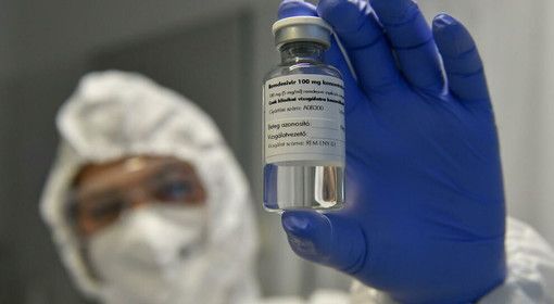 Terza dose dopo quattro mesi, tamponi anche ai vaccinati e super green pass per lavorare. Oggi il governo decide sulle nuove misure