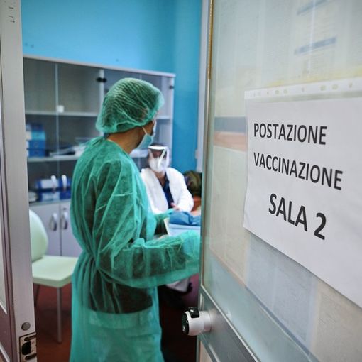 La Lombardia accelera sui vaccini agli over 80: da ieri sera inviati 115mila sms: «Prima dose a tutti entro l'11 aprile»