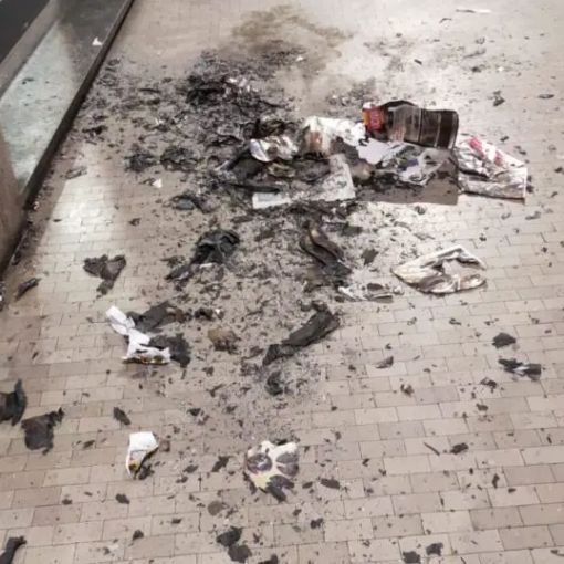 Magenta, ancora vandali in Galleria, bruciati fogli di giornale. La protesta dei titolari dei bar
