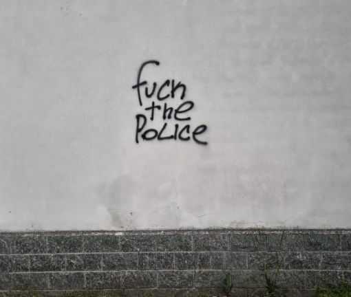 ‘F… the police’, vandali sfidano la Polizia Stradale di Magenta con scritte ingiuriose di fronte alla caserma