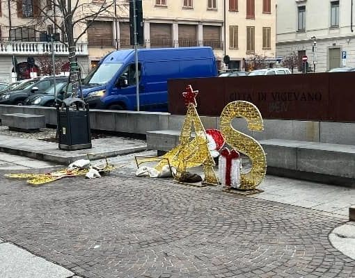 (foto tratte dalla pagina Facebook &quot;Vigevano prima di tutto&quot;)