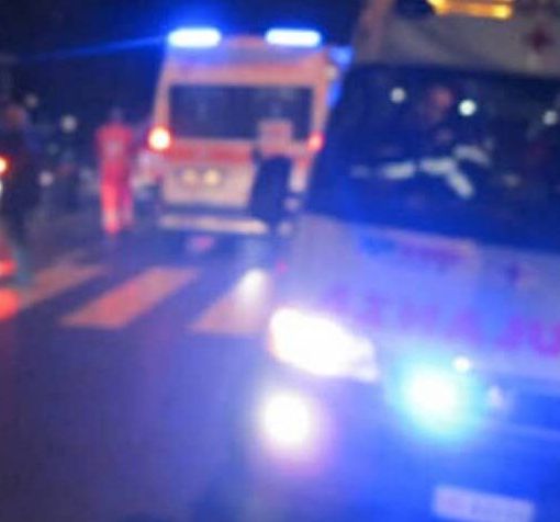 Vellezzo Bellini, auto fuori strada nella notte: feriti cinque giovani