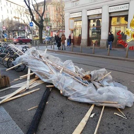 Raffiche di vento a 110 km/h a Milano: alberi caduti e lamiere pericolanti