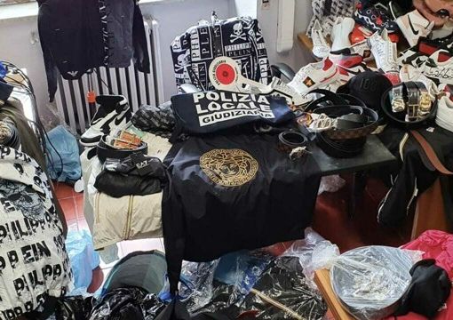Milano, vendeva vestiti rubati e contraffatti: denunciato un 35enne