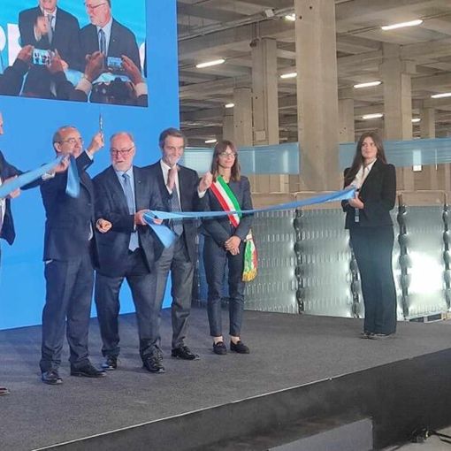 Vetropack, taglio del nastro e solenne parata di vip oggi a Boffalora: comincia una nuova storia sull’ex area Saffa
