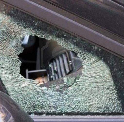 Parona: sfondano il finestrino di un'auto della vigilanza privata nel parcheggio del supermercato e fuggono con il denaro