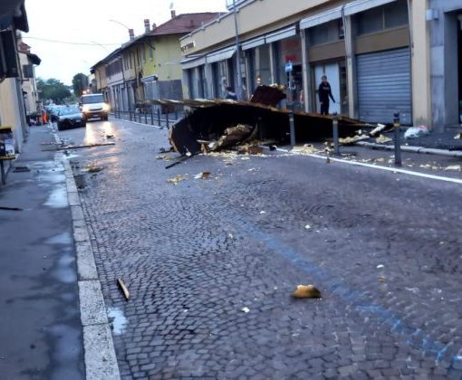 Magenta: maltempo, crolla tetto su via Roma. Disagi lungo le strade