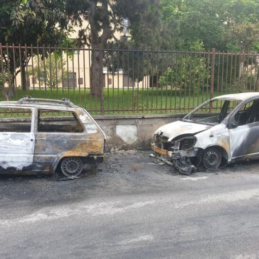 Magenta torna l’incubo dei piromani: due auto in fiamme nella notte in via don Milani