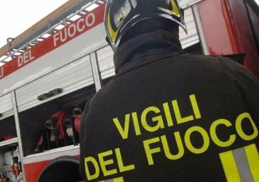 Boffalora, incendio in casa: pompieri salvano donna e il suo cane
