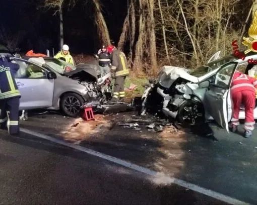 Oleggio: scontro nella notte, 4 feriti