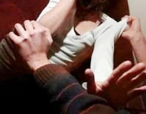 Violenza verso le madri: due giovani arrestati fra Trecate e Novara
